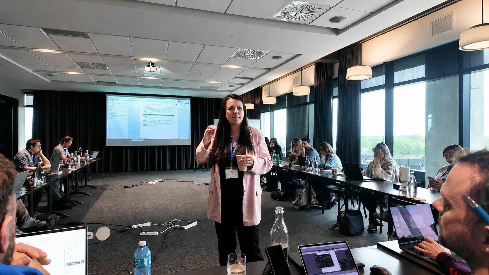Marion Verschaeve enseigne devant la cohorte de juin 2026, salle comble